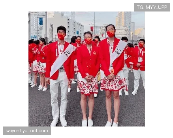 朱婷穿拖鞋出门那步子太随性了——但她手里的行李箱能买我三年车