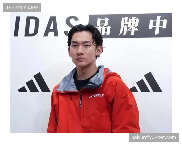 苏翊鸣拎着那只名牌箱子下飞机，隔壁乘客都像在跟着他走秀，钱包瞬间尴尬